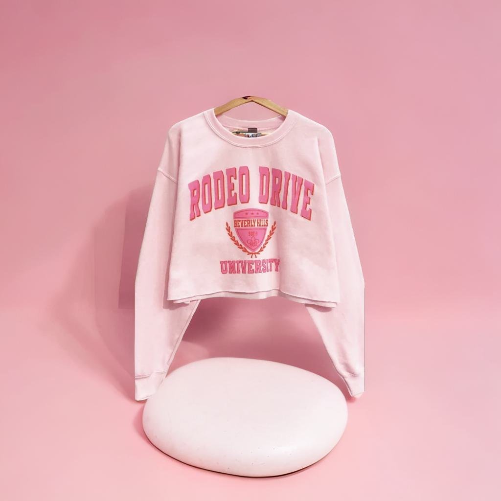 'Rodeo Drive University' Cropped Sweatshirt In Pink